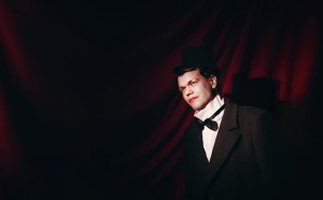 Mago sul palco con mantello - Spettacolo di magia Romagna Events